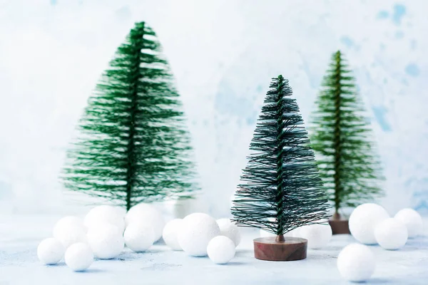 Navidad Decoración Año Nuevo Árbol Con Nieve Sobre Fondo Azul — Foto de Stock