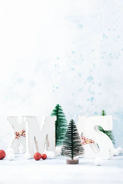 クリスマス 新年の装飾 ボール 青い背景に雪と文字のクリスマス コピースペース選択的焦点 — ストック写真
