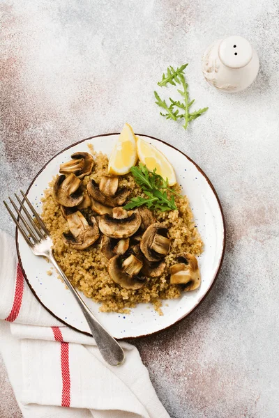 Quinoa Cogumelos Fritos Limão Para Refeição Saudável Servido Prato Cerâmica — Fotografia de Stock