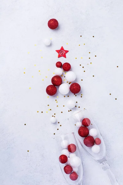 Zwei Sektgläser Und Eine Weihnachtliche Champagnerflasche Mit Streuseln Form Eines — Stockfoto