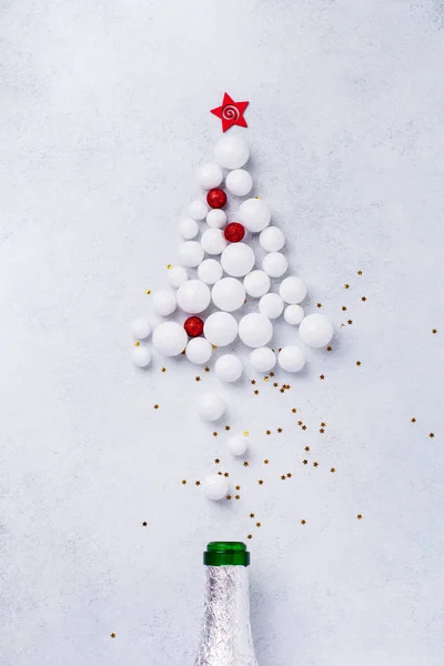 Weihnachten Champagner Flasche Mit Streusel Form Von Weihnachtsbaum Aus Roten — Stockfoto
