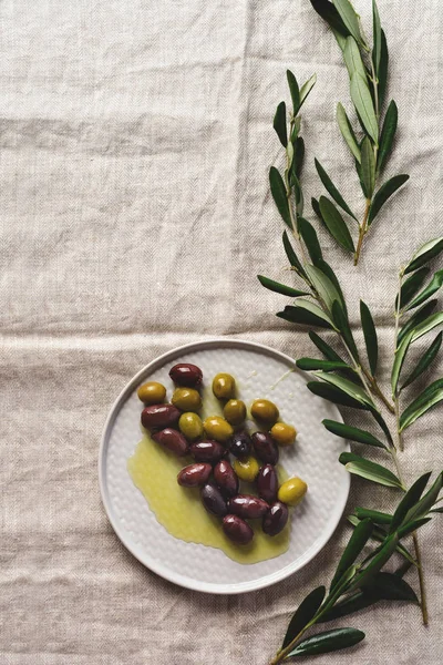 Diverse Varietà Olive Fresche Diversi Piatti Ceramica Vecchio Tovagliolo Grigio — Foto Stock