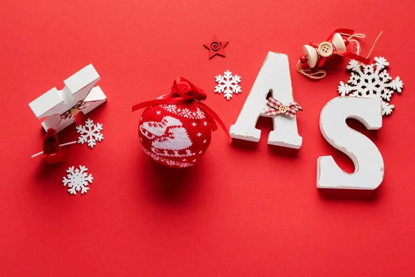 木製のクリスマスの手紙のクリスマスのパターンは 赤い背景にクリスマス おもちゃ 雪の結晶や星で作られました フラットレイアウト トップビュー 新年のコンセプト トップビュー 最小限のクリスマススタイルと休日のコンセプト — ストック写真