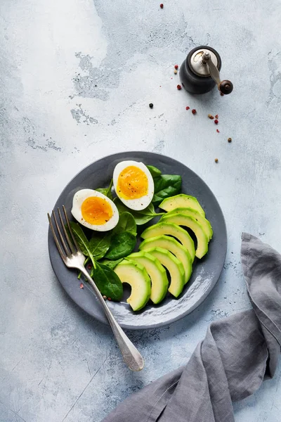 Café Manhã Saudável Salada Vegetariana Folhas Espinafre Tomate Abacate Ovo — Fotografia de Stock