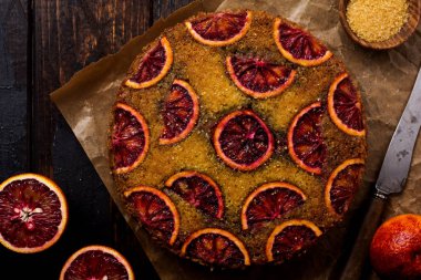 Kan portakalı kek eski karanlık beton zemin üzerine ters. Rustik stile. Seçici odak 