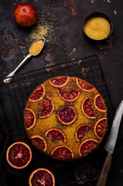 Kan portakalı kek eski karanlık beton zemin üzerine ters. Rustik stile. Seçici odak 