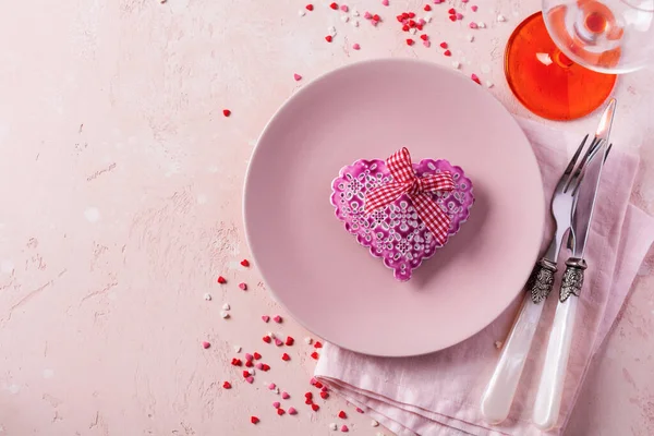 情人节餐桌 粉红盘子 粉红背景下的礼物心 — 图库照片