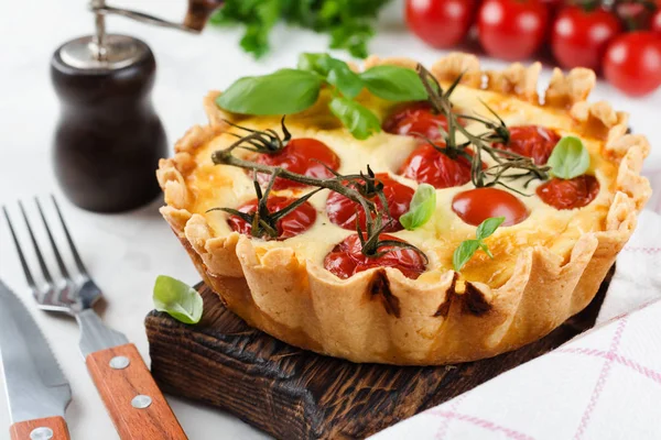 Házi Quiche Torta Cseresznye Paradicsom Bazsalikom Fűszerek Sajt Fehér Háttér — Stock Fotó