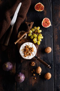 Eski ahşap arka planda eski moda üzümler ve incirler. Üst görünüm.