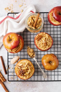 Cevizli, tarçınlı, çırılçıplak ve ballı fırınlanmış elmalar eski beton ışıklı arka planda. Kırsal bayat. 