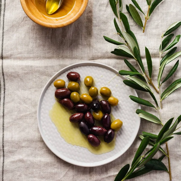 Diverse Varietà Olive Fresche Diversi Piatti Ceramica Vecchio Tovagliolo Grigio — Foto Stock