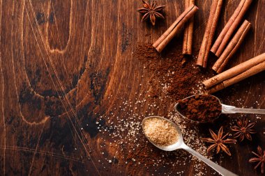 Türlü doğal tarçın, kamış esmer şeker, öğütülmüş kahve, anason yıldızları....