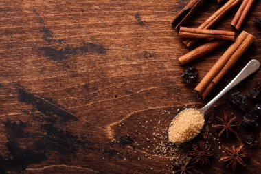 Türlü doğal tarçın, kamış esmer şeker, öğütülmüş kahve, anason yıldızları....