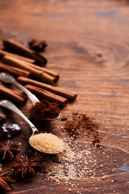Türlü doğal tarçın, kamış esmer şeker, öğütülmüş kahve, anason yıldızları....