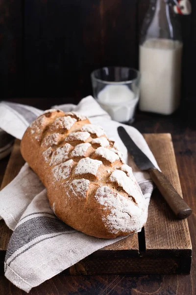 Pão Caseiro Recém Assado Com Leite Uma Velha Mesa Madeira — Fotografia de Stock