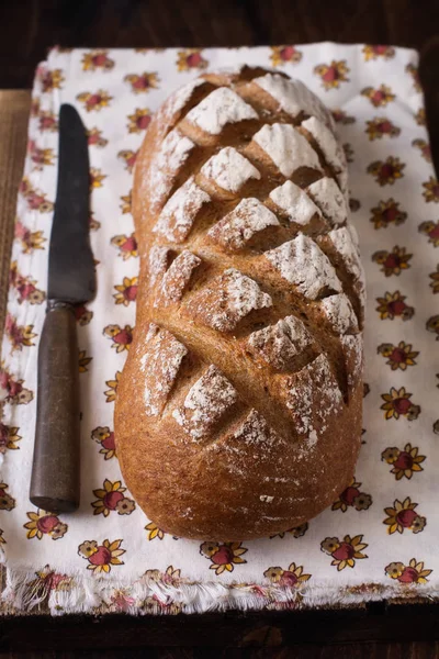 Čerstvě Upečený Domácí Chléb Mlékem Starém Dřevěném Stole Rustikální Styl — Stock fotografie
