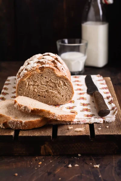Świeżo Upieczony Chleb Domowej Roboty Mlekiem Starym Drewnianym Stole Styl — Zdjęcie stockowe