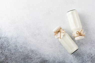 Gri beton arka planda iki bardak süt. Süt ürünleri konsepti. Üst görünüm.