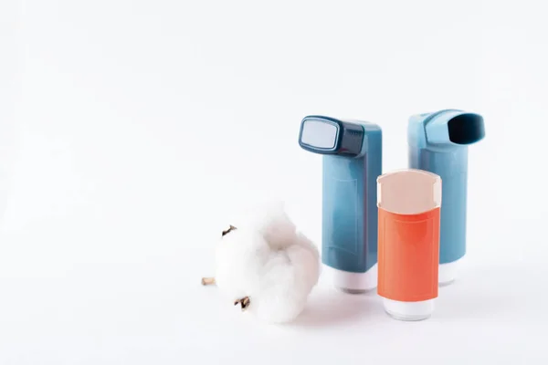 Trois Inhalateurs Asthme Bourgeon Coton Sur Fond Blanc Isolé Concept — Photo