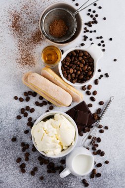 İtalyan tatlı tiramisusu, savoiardi, mascarpone, kakao tozu ve çikolata yapımında kullanılan malzemeler. Kopyalama alanı olan üst görünüm.