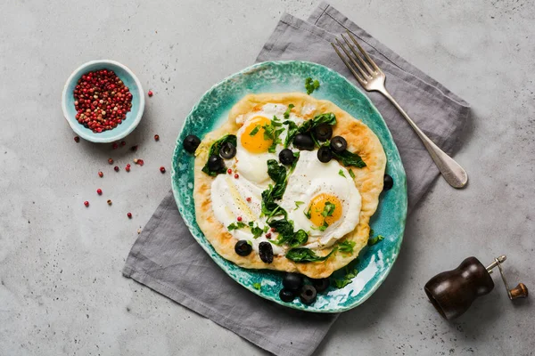 Huevos Turcos Pan Plano Con Yogur Queso Aceitunas Espinacas Pimiento — Foto de Stock