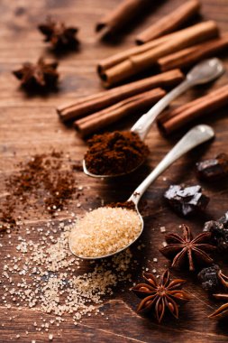 Türlü doğal tarçın, kamış esmer şeker, öğütülmüş kahve, anason yıldızları....