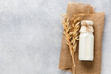 Gri arka planda yulaf ezmesinden yapılan ev yapımı diyet sebze sütü. Diyet sağlıklı konsept. Boşluk ve Sancak 'ı kopyala. Üst görünüm.