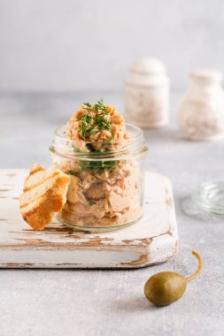 Hafif bir arka planda kapari ve tavuk ezmeli sandviç. Seçici odak