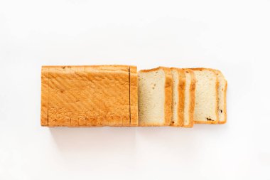 Beyaz arka planda dilimlenmiş tost ekmeği. Üst manzara, düz uzanma