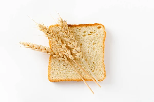 Toastbrot Scheiben Geschnitten Und Ähren Auf Weißem Hintergrund Draufsicht Flache — Stockfoto