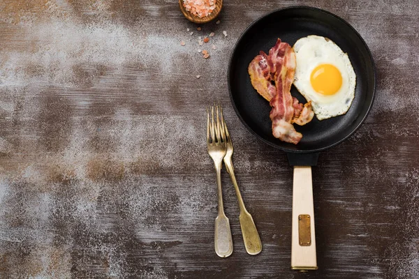 Traditional English Breakfast Fried Eggs Bacon Cast Iron Pan Dark — Stock Photo, Image