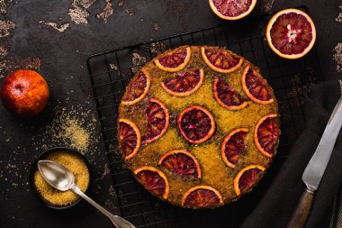 Kan portakalı kek eski karanlık beton zemin üzerine ters. Rustik stile. Seçici odak 