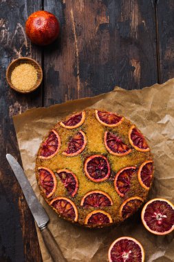 Kan portakalı kek eski karanlık beton zemin üzerine ters. Rustik stile. Seçici odak 