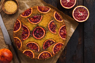 Kan portakalı kek eski karanlık beton zemin üzerine ters. Rustik stile. Seçici odak 