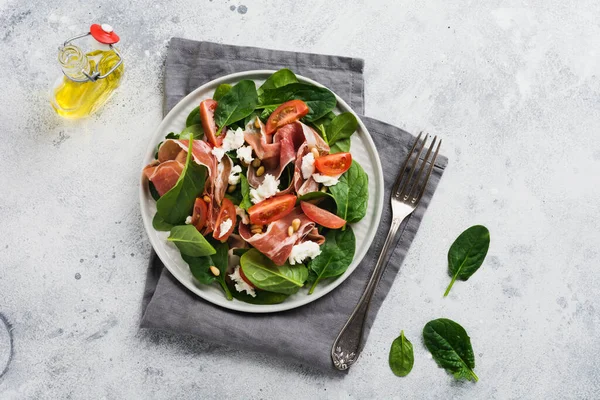 Frühlingssalat Mit Spinat Kirschtomaten Mozzarella Pinienkernen Und Schinken Mit Olivenöl — Stockfoto