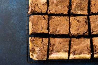 Koyu arkaplanda vişneli ve çikolatalı browni peynirli kek. Üst görünüm.