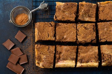 Koyu arkaplanda vişneli ve çikolatalı browni peynirli kek. Üst görünüm.