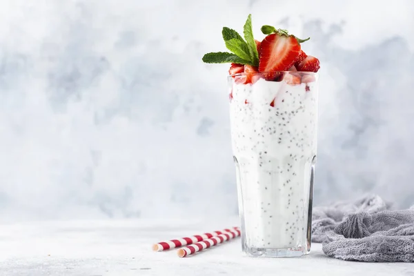Iogurte Milkshake Saudável Fresco Com Sementes Chia Morangos Uma Taça — Fotografia de Stock