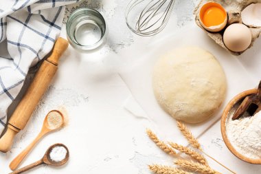Makarna, hamur, yumurta, un, su ve tuz hazırlamak için kullanılan hamur ve malzemeler. Üst görünüm.