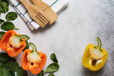 Aşçılık geçmişi. Sebze, baharat, bitki ve zeytinyağı yemek için taze malzemeler. Üst görünüm