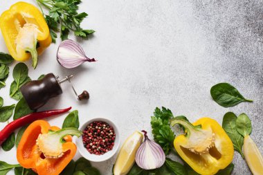 Aşçılık geçmişi. Sebze, baharat, bitki ve zeytinyağı yemek için taze malzemeler. Üst görünüm