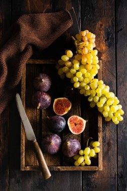 Eski ahşap arka planda eski moda üzümler ve incirler. Üst görünüm.