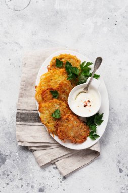 Draniki - patates kızartması, vejetaryen patatesli gözleme, taze otlar ve sarımsaklı yoğurt sosu ile servis edilmiş,.