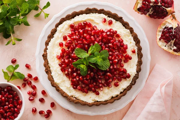 Házi Készítésű Desszert Csokoládé Torta Kókuszkrémmel Gránátalmával Mentával Rózsaszín Asztali — Stock Fotó