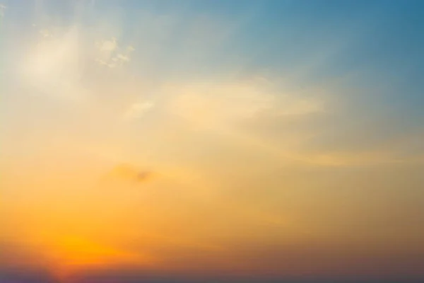 Nuvens Pôr Sol Vasto Céu Azul Fundo — Fotografia de Stock