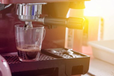 Kahve dükkanındaki kahve makinesi.