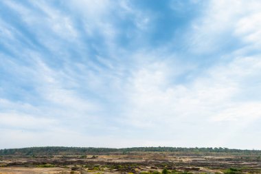 Uçsuz bucaksız mavi gökyüzünde yumuşak bulutlar