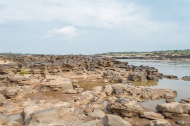 Taştan manzara, bulut ve mavi gökyüzü