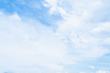 Uçsuz bucaksız mavi gökyüzünde yumuşak bulutlar