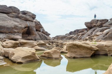 Taş manzara, bulut ve mavi gökyüzü. Sam Phan Boke, Ubon Ratchathani Tayland